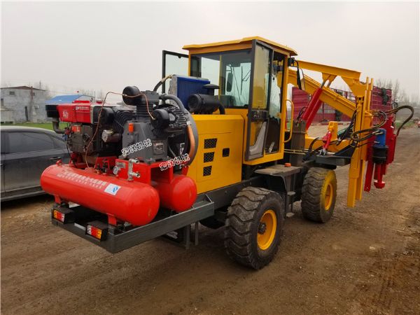 宏潤機(jī)械護(hù)欄打拔鉆一體機(jī)發(fā)往江西樟樹市